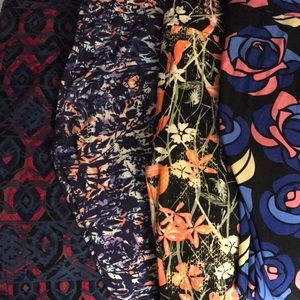 4 Pairs of “onesize” leggings